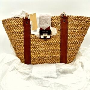 NWT Michael Kors Large Deneuve Straw bag, for your everyday use. Never used.
